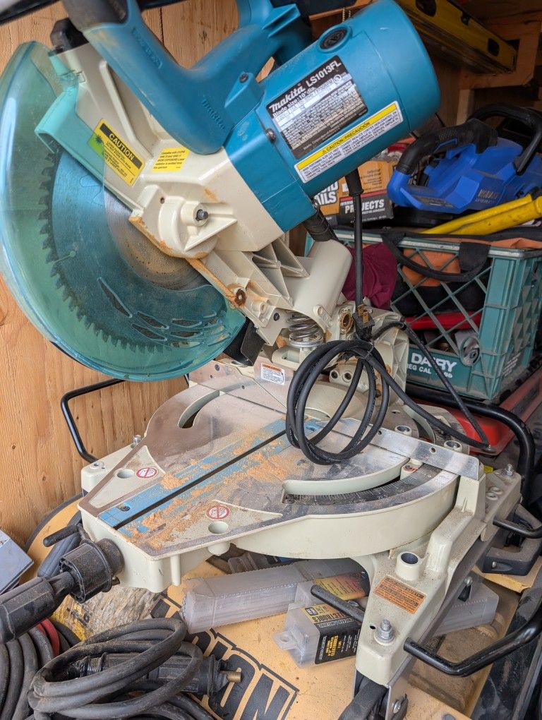 10" Makita Compound Miter Saw With Folding Stand