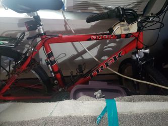 Trek 6000 Not Sure What And Where To Find The Year Made Buts Its Stock USA Made  And Barely Been Ridden 