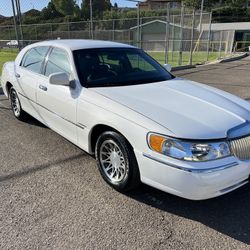 2002 Lincoln Town Car signature series 