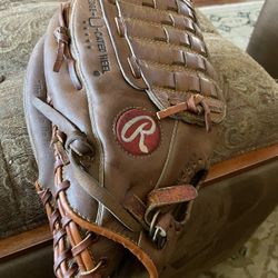 Rawlings Baseball ⚾️ Glove In Good Condition 