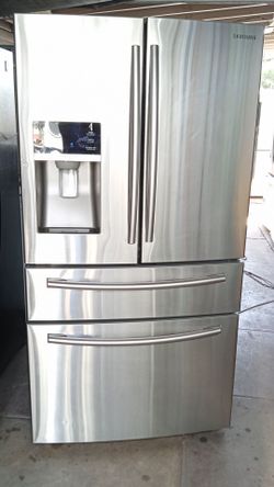 SAMSUNG REFRIGERATOR FOR SALE WITH WATER AND ICE DISPENSER EVERYTHING WORKS PERFECT WITH A 2 MONTHS WARRANTY AND I CAN DELIVER