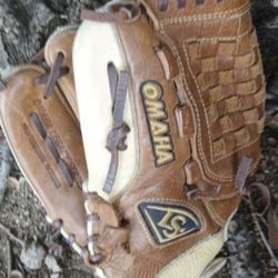 Louisville Slugger Left handed Thrower like Clayton Kershaw Baseball Glove.