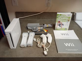 Nintendo Wii Console, W/2 Controllers, 2 Nunchucks, Cables, Game, Tested, Working