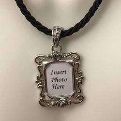 NWT Cookie Lee Vintage Silver tone Necklace Braided Leather with Photo Pendant / Collar en Cuero Trenzado con Marco para Foto.  (Se Habla Español)
