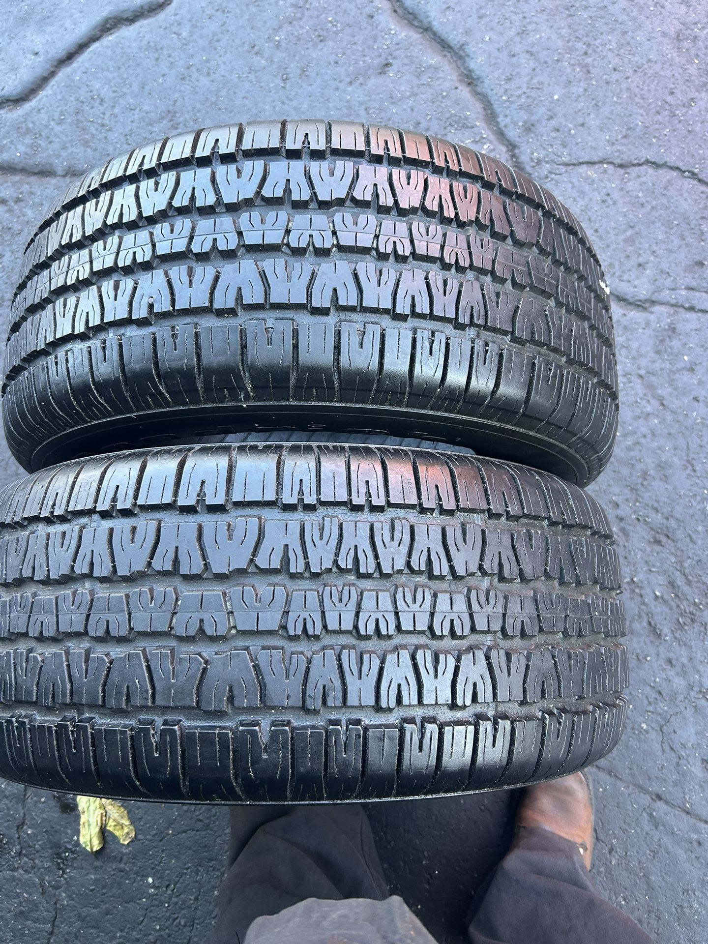 Tengo un par de llantas en muy buenas condiciones marca Bfgoodrich radial 255 60 R15 instalación y balanceó por el mismo precio