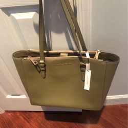 Marc Jacobs Leather https://offerup.com/redirect/?o=VG90ZS5OZXc= W/tag