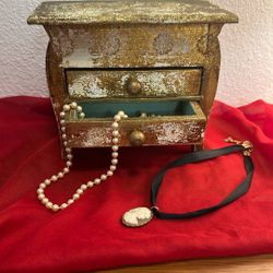 Vintage Florentine Gilt Jewelry Box / Made In Italy 