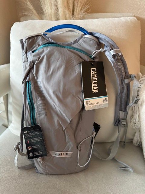 CamelBak Classic Light Bike Hydration 2L Pack 70oz brand new With Tags