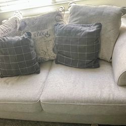Beige Loveseat Couch with Cushions < In Great Condition >