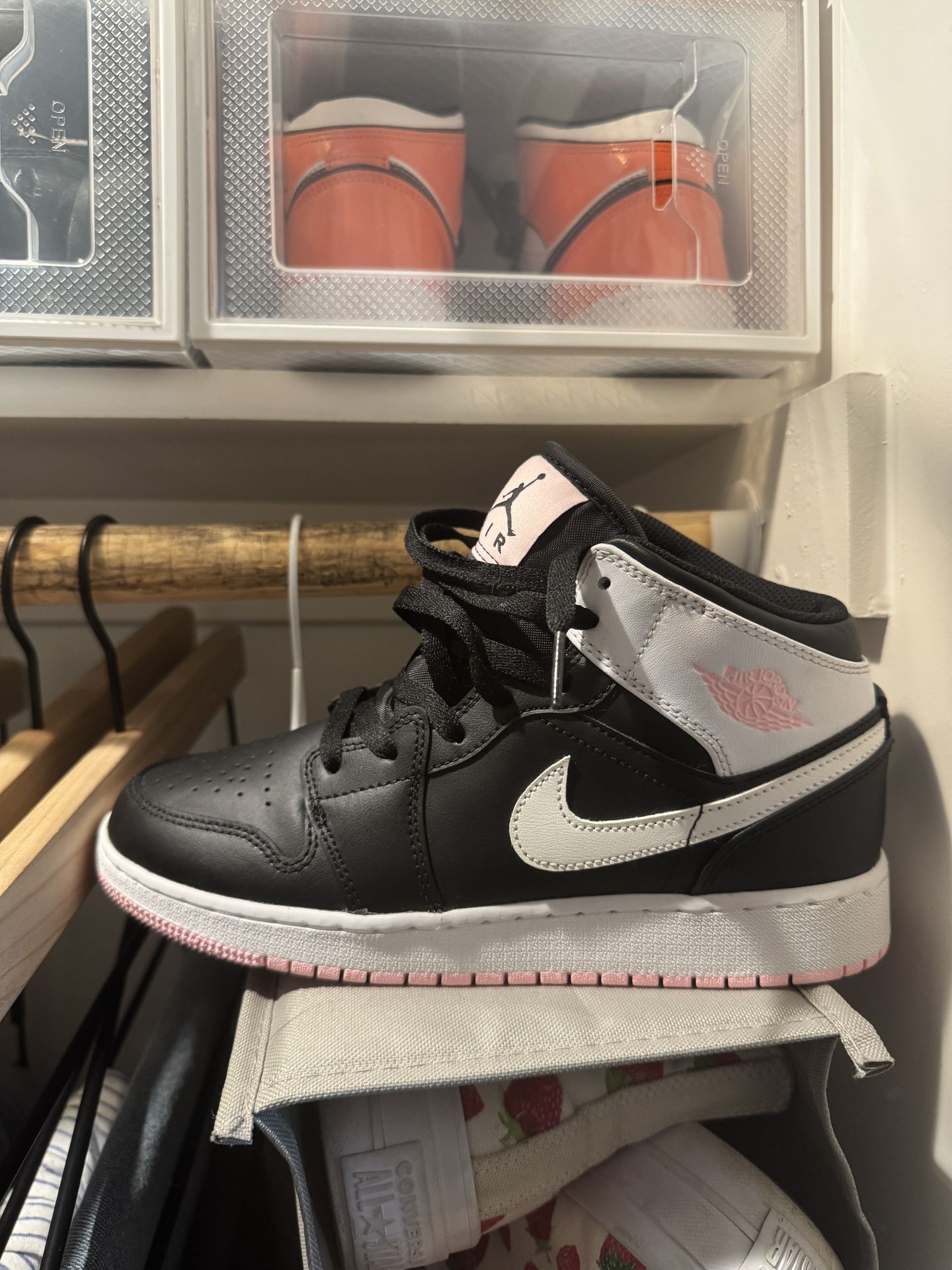 Air Jordan 1 Mid Retro GS “Arctic Punch/Pink” 555112-061 5.5Y/Women’s 7 New