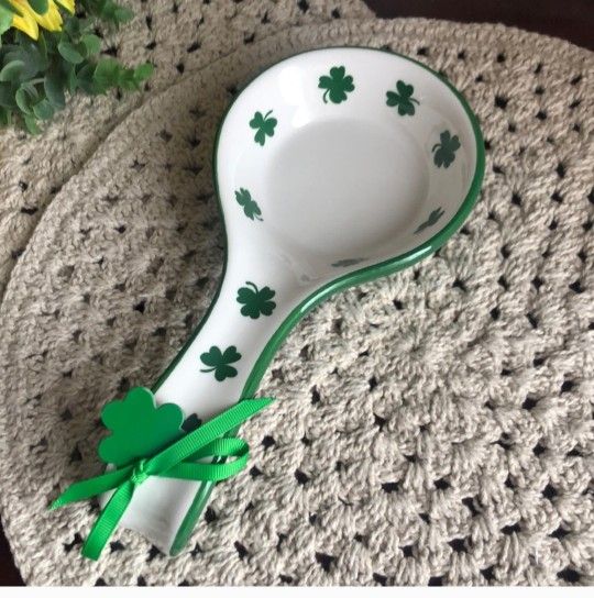 Terramoto St. Patricks Day Spoon Rest Ceramic White And Green Clover Shamrock