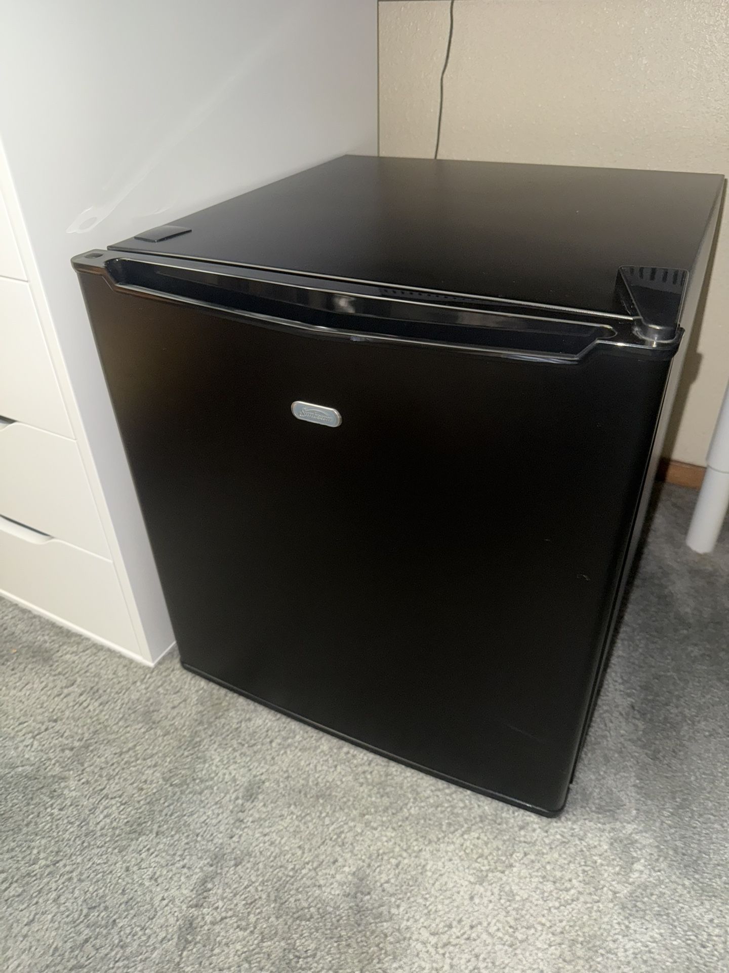 Brand new sunbeam 1.7 in.³ mini fridge