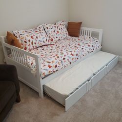 BRAND NEW DAYBED with TRUNDLE 