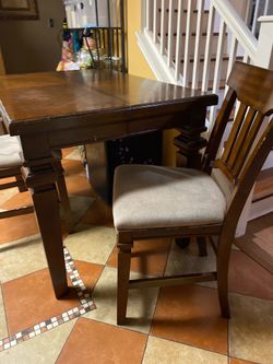 Table with 5 chairs.
