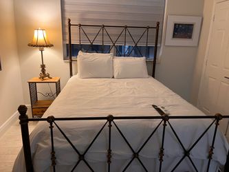Metal bed queen- cama de metal