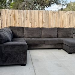 🔥 Huge Modern Charcoal Sectional – 142” Wide – Clean & FREE Delivery! 🚚