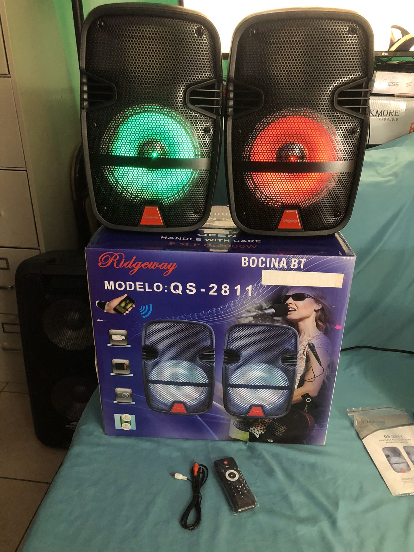 Bluetooth speakers DUAL PAIR 2 bocinas 🚥🎁 1 microphone. 🎤 BLUETOOTH. USB. SD CARD. Inputs for electric guitar.🎸. FM RADIO remo