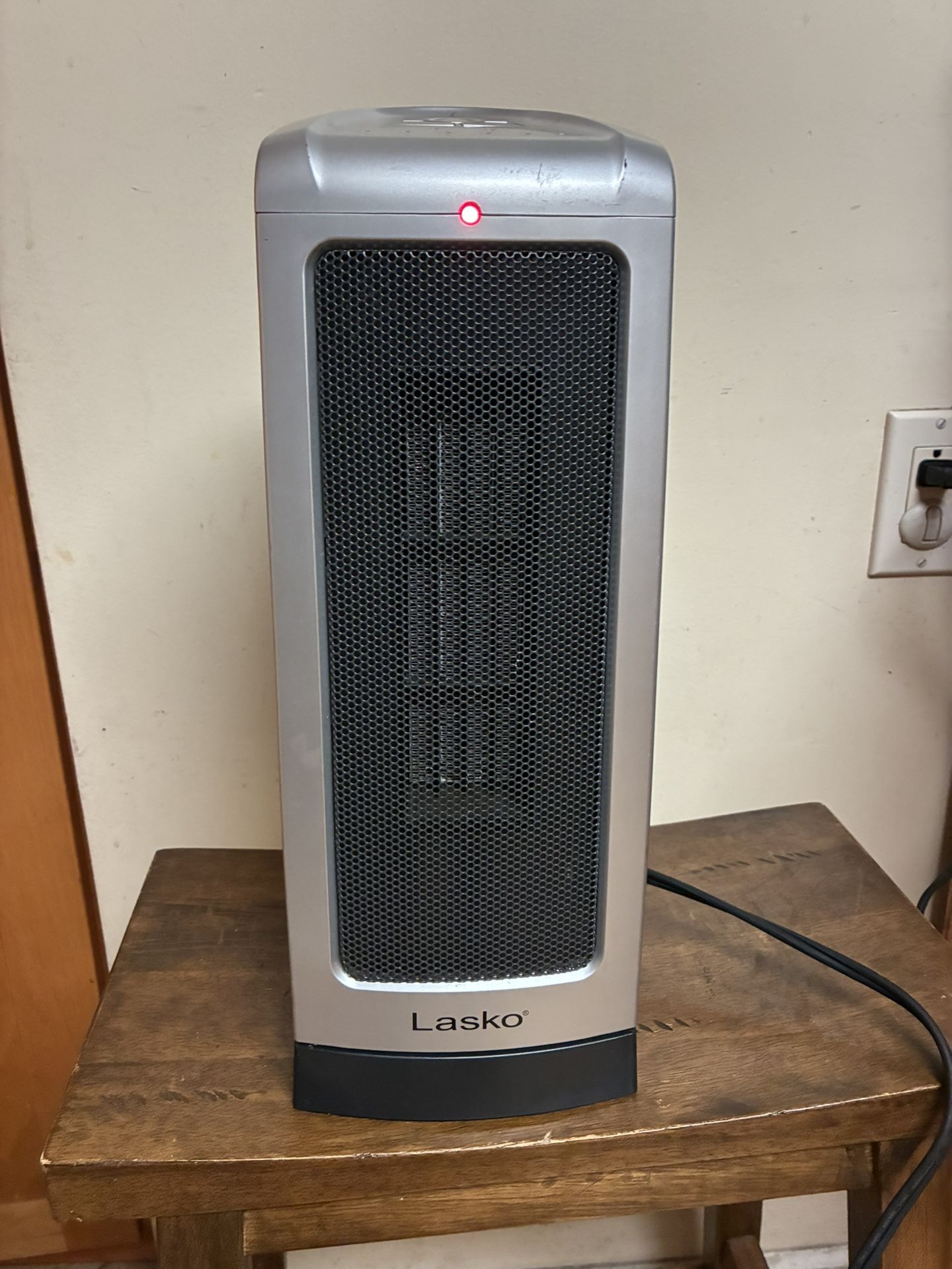 Lasko 16" 1500-Watt Oscillating Ceramic Tower Space Heater Heater, Silver, CT16511