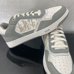 New In Box! Designer Gray & White Men’s Low Top Sneakers Size 11.5 Eur Size 46