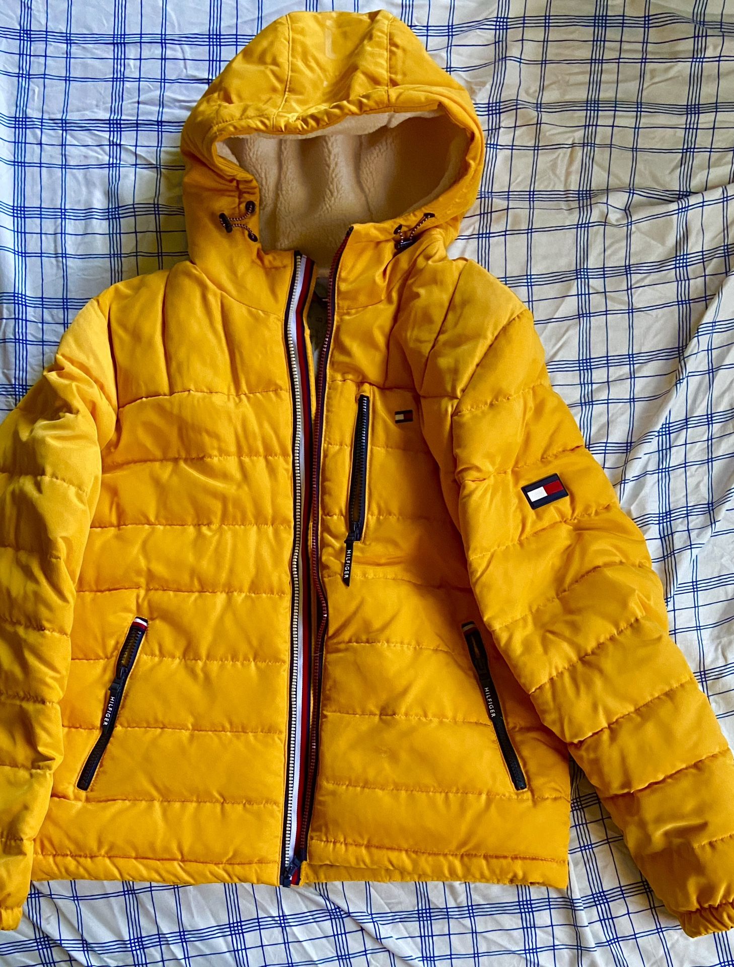 Men’s Medium Hilfiger Puffer Winter Jacket. Pick Up Only.  Almost Brand New. 