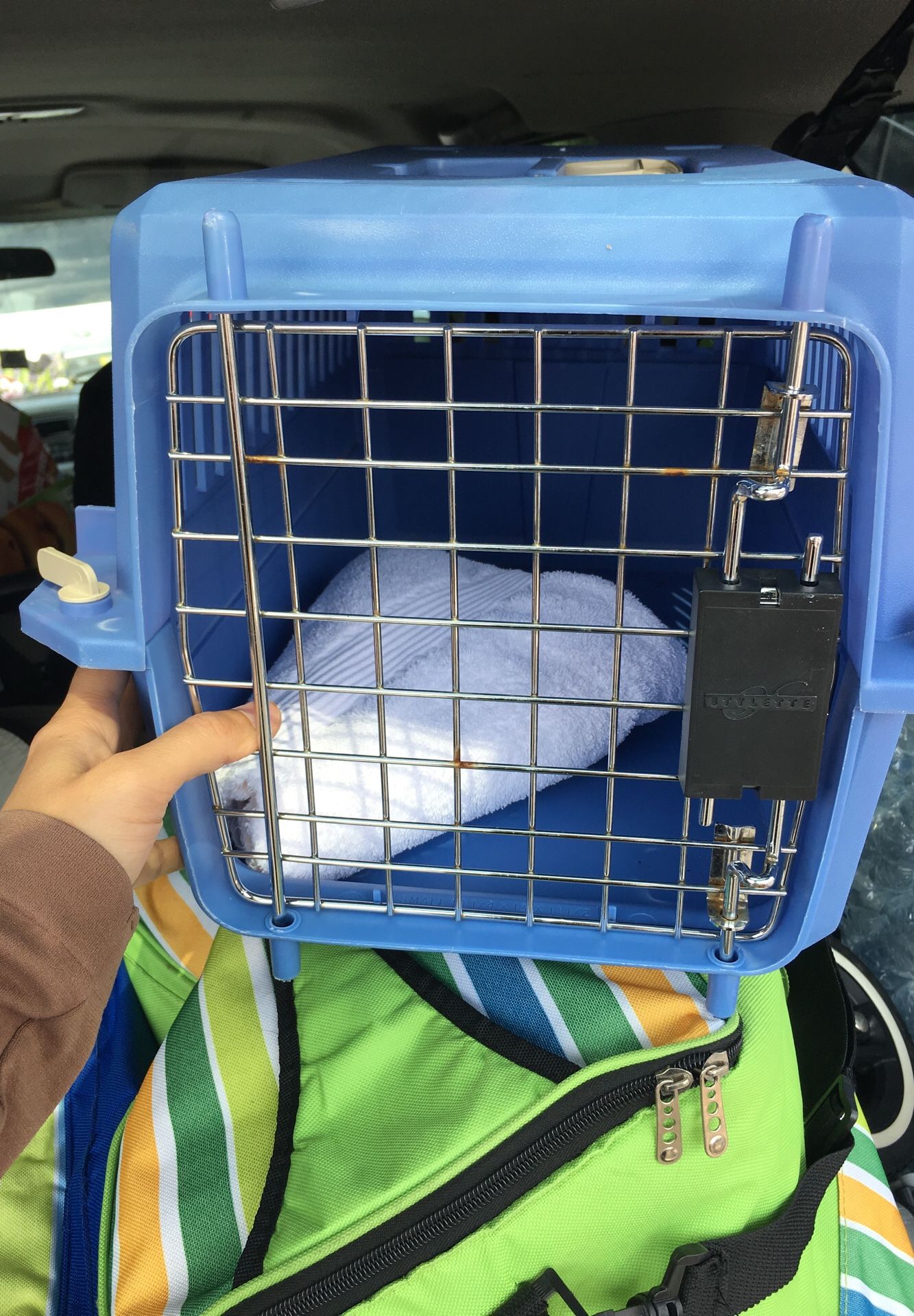 Pet carrier good for cats any size or small pets or small dogs