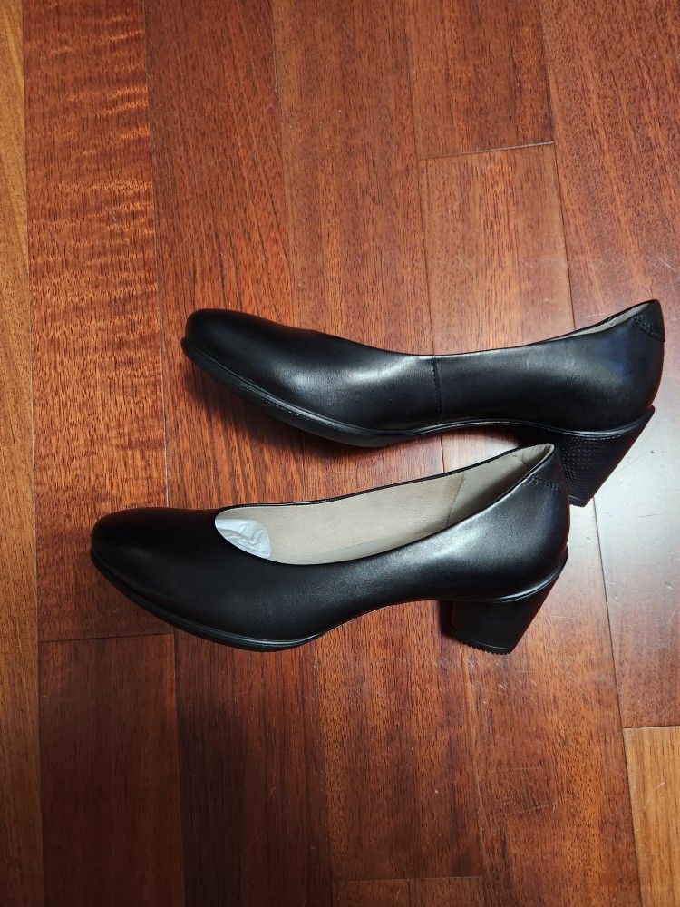 Ecco womens heels shoes, size 8- 8.5, black color, brand new
