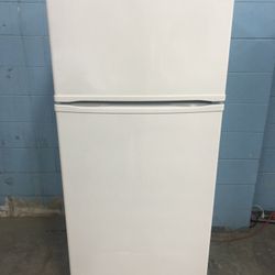 White 18 Cubic Foot Refrigerator With Ice Maker 