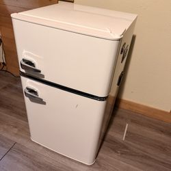Retro Style Mini Fridge 