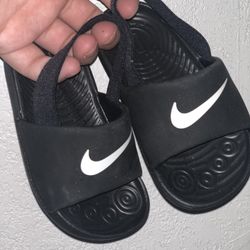 NEW NEVER WORN Child Black Nike Strapped Sandals
