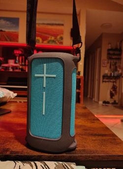 Ultimate ears everboom ue Bluetooth Smart speaker with nfc and unique silicone carrying holder