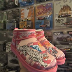 PALACE X UGGS SIZE 6M