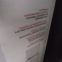Chest Freezer - Frigidaire - 5 Cu. Ft.