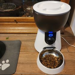 Automatic Pet Feeder With Live Camera 