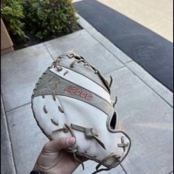 A2000 Wilson Softball First Baseman Glove