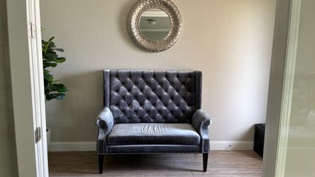Tufted loveseat/settee