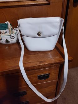 Vintage L Credi cross over purse    leather. excellent condition $20