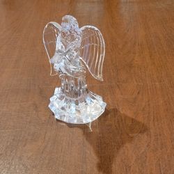 Lenox Irish Spring Prayer for Peace Angel with Dove Figurine Lead 
Crystal Czech Republic. Pre-owned, very good shape, no chips or cracks. 
Display it