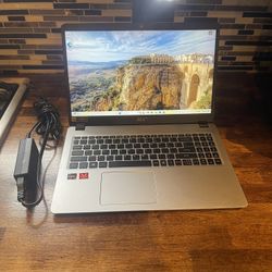 17 inch Acer laptop Ryzen graphics gigabytes of ram 256 GB hard drive Windows 11 and charger 