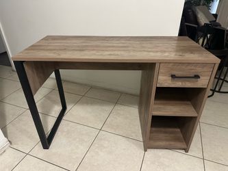 Desk / Escritorio