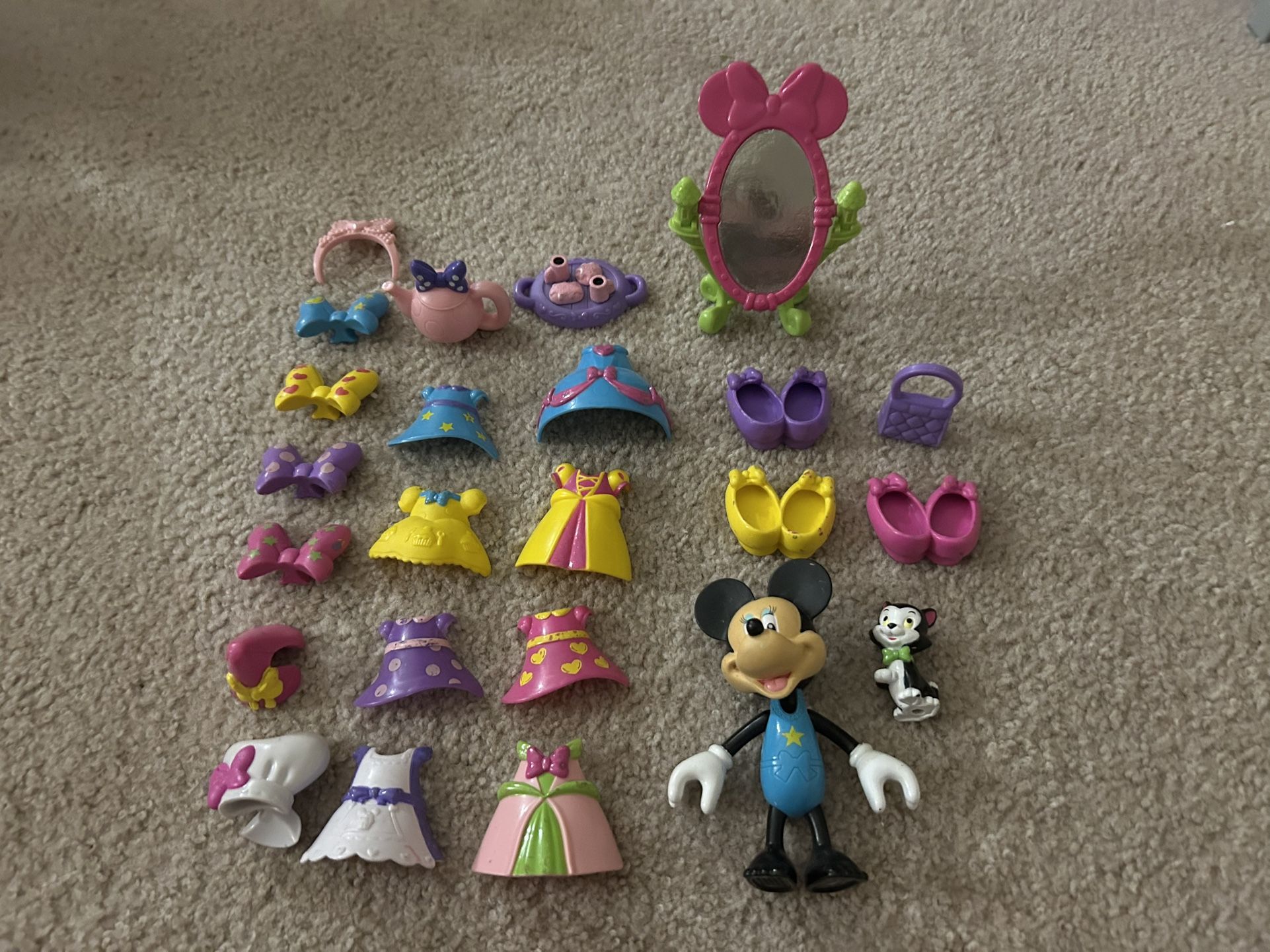 Disney Junior Minnie Mouse Fashion Set, 24-piece Doll and Accessories