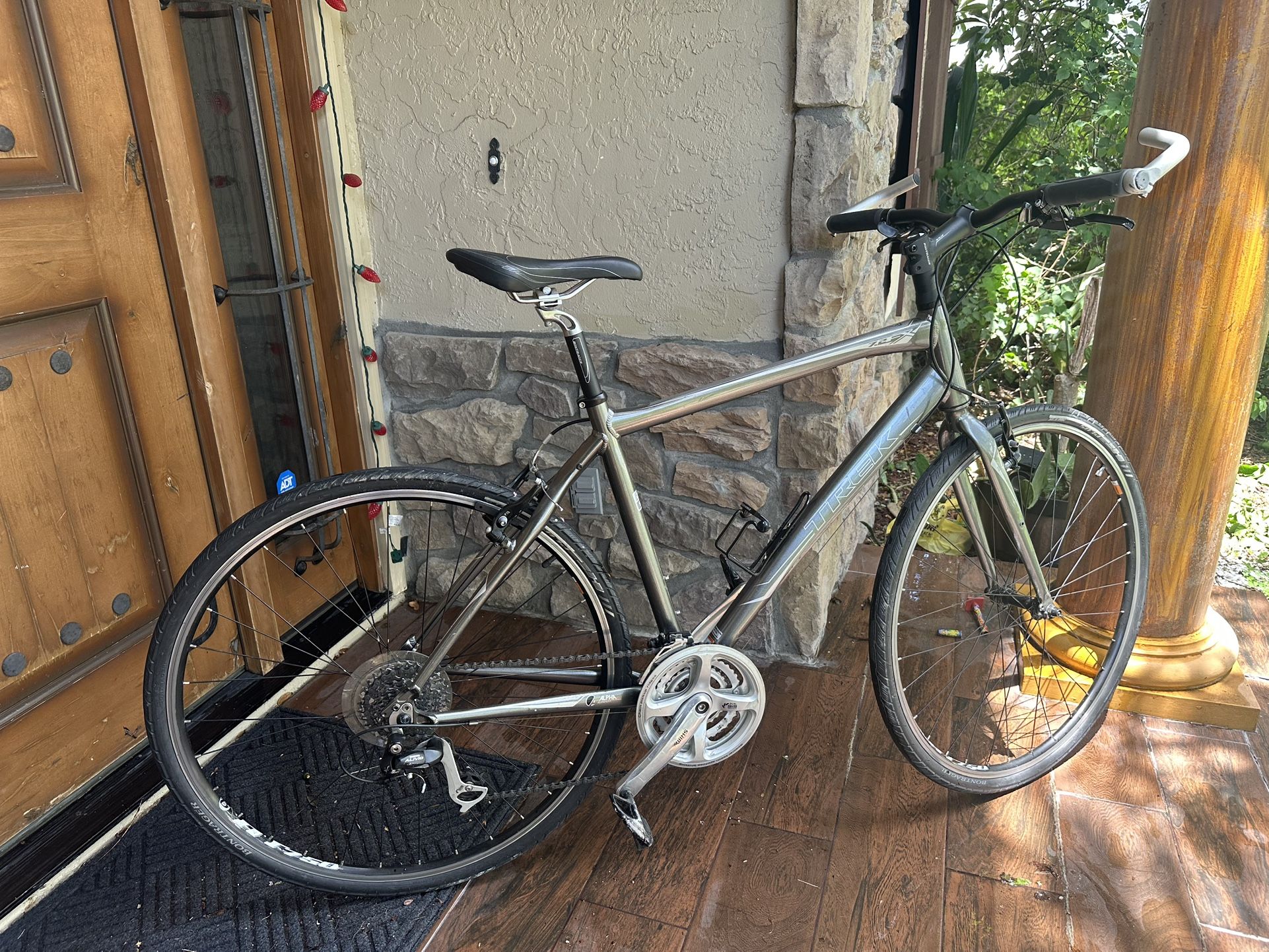 Trek Alpha Hybrid 7.2 FX top of the line! Excellent Condition 51cm Take this beautiful bike home! Needs nothing ASK FOR PRICE