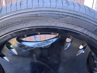 285/35R22 106V Tire on Black Alloy Wheel