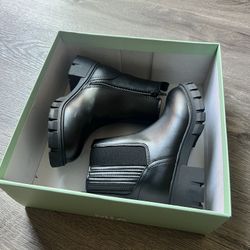 Kids boots size 13 new in the box never been used