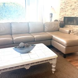 Luxurious leather couch   Up To 5 People Capacity