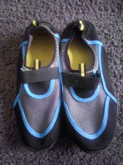 BOYS/GIRLS WATER SHOES SIZE 3 YOUTH