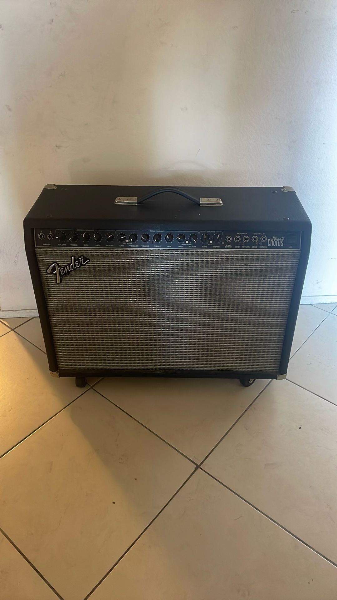 FENDER ULTIMATE CHORUS  NEEDS TO BE FIXED