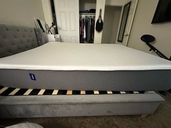 LIKE NEW Casper full size mattress