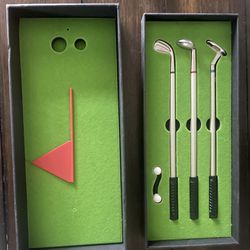 Portable Mini  Golf Set with Clubs, Golf Balls, Putting Green And Flag 