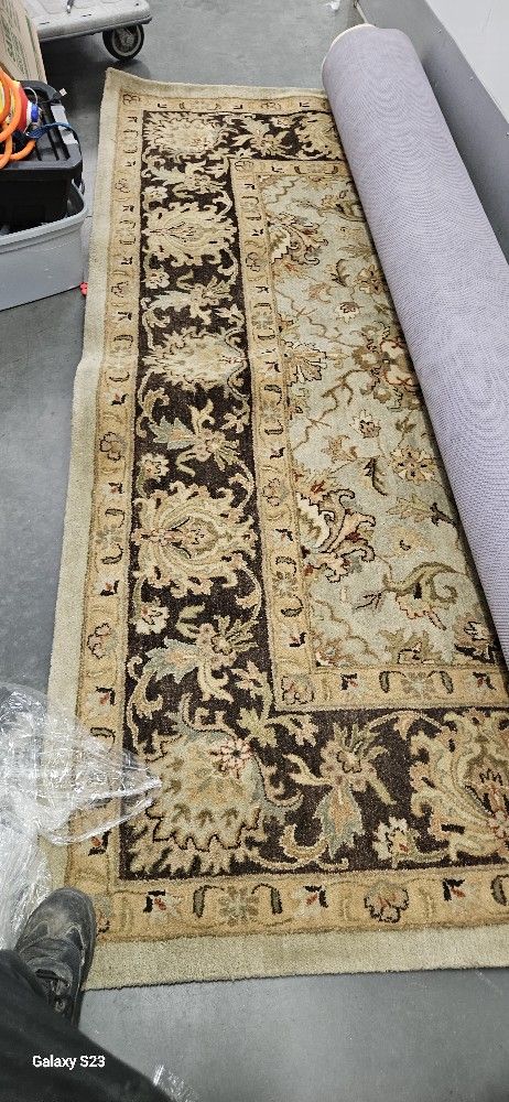 BEAUTIFUL (10' X 15' ) RUG W/PADDING $200