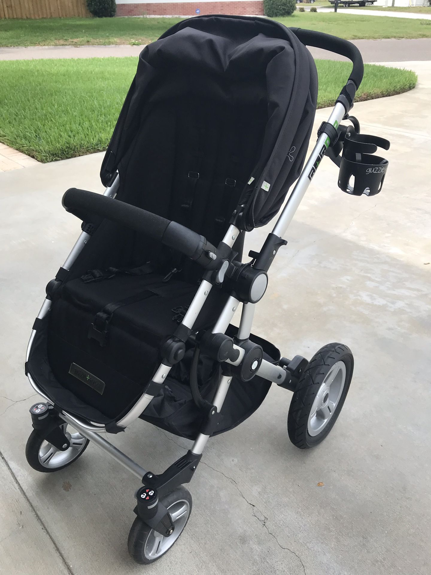 Guzzie + Guss 042 stroller